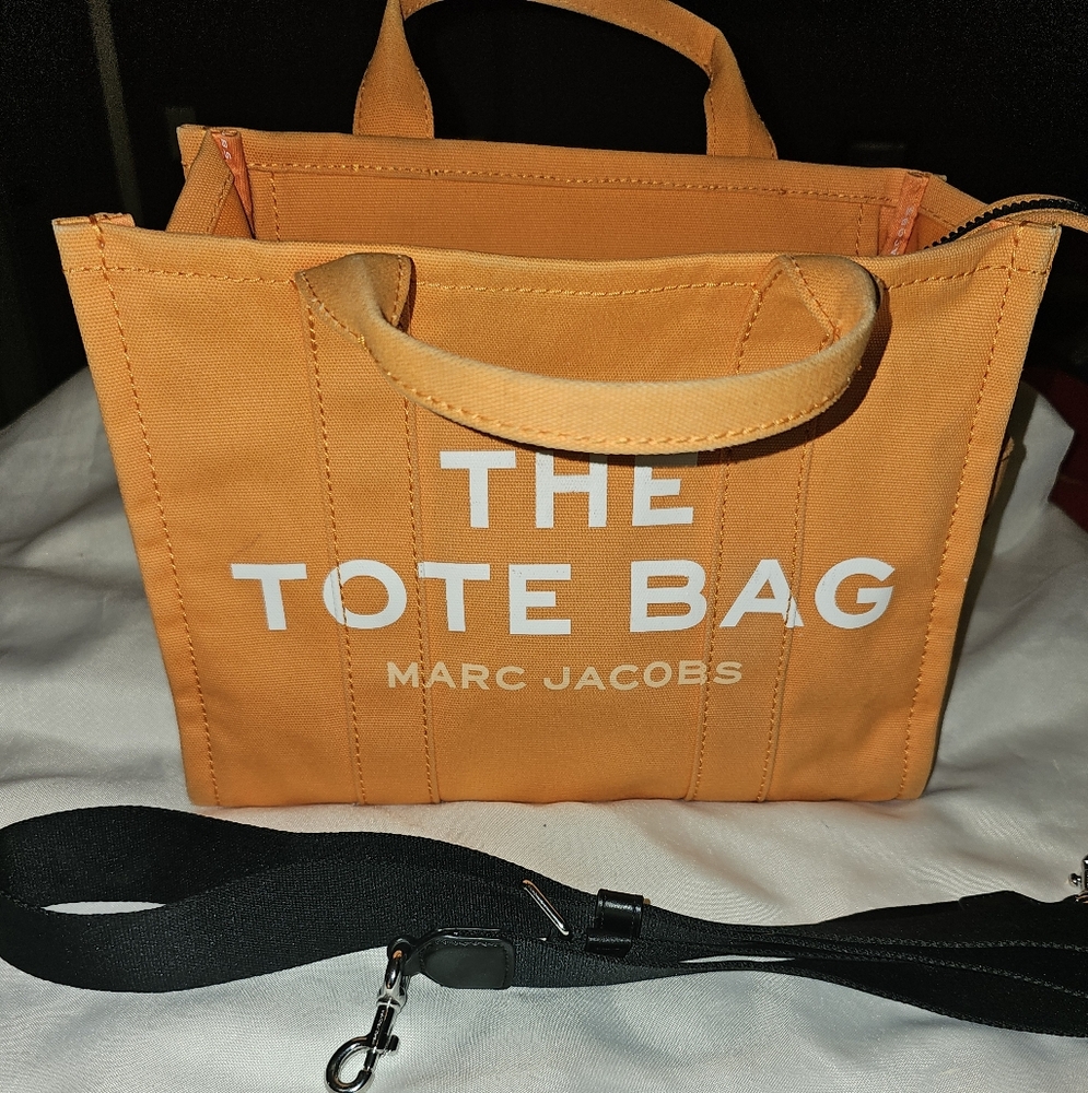 Marc Jacobs The Tote Medium Purse